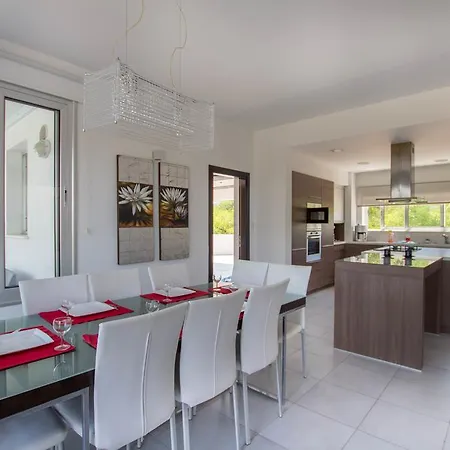 Akefalou Bay Villa